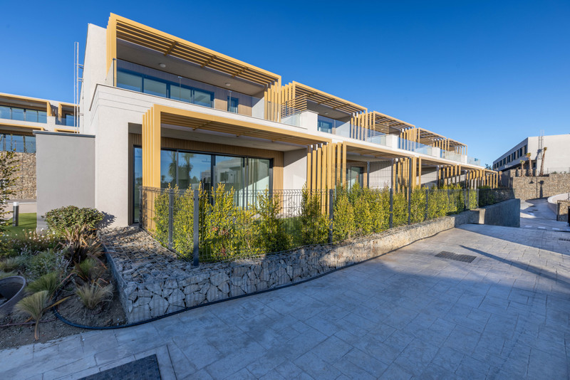 Evergreen Homes – El Chaparral - modern exterior facade with wooden louvres, landscaped gardens and stone gabion planters