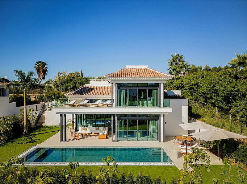 4OUR Villas – Marbella - luftfoto av moderne luksusvilla med infinitybasseng, terrasse og frodig hageландskap