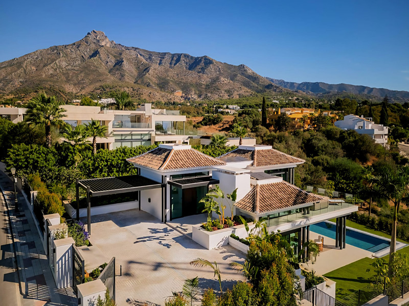4OUR Villas – Marbella - luftfoto av luksusvilla med terrasse, basseng og La Concha-fjellet i bakgrunnen