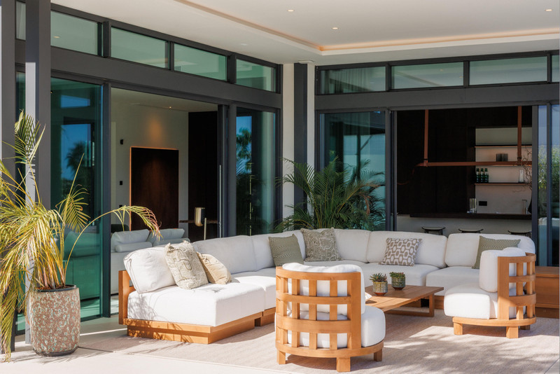 4OUR Villas – Marbella - overdekket uteterrasse med teaksofa og loungestoler