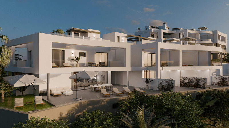 Aalto Residences – Riviera del Sol - moderne hvit fasade med terrasser, utemøbler og velstelte hager i skumringen