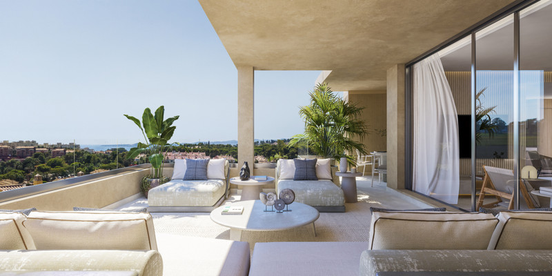 Abelias – Benalmadena - luksuriøs terrasse med loungestoler, tropiske planter og panoramautsikt over havet
