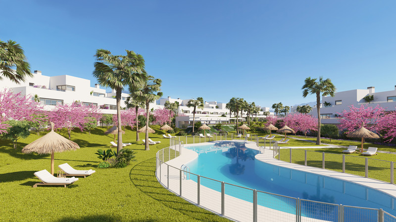 Acqua Gardens – Estepona - fellesbasseng og landskapshage med palmetrær og hvite boligbygg