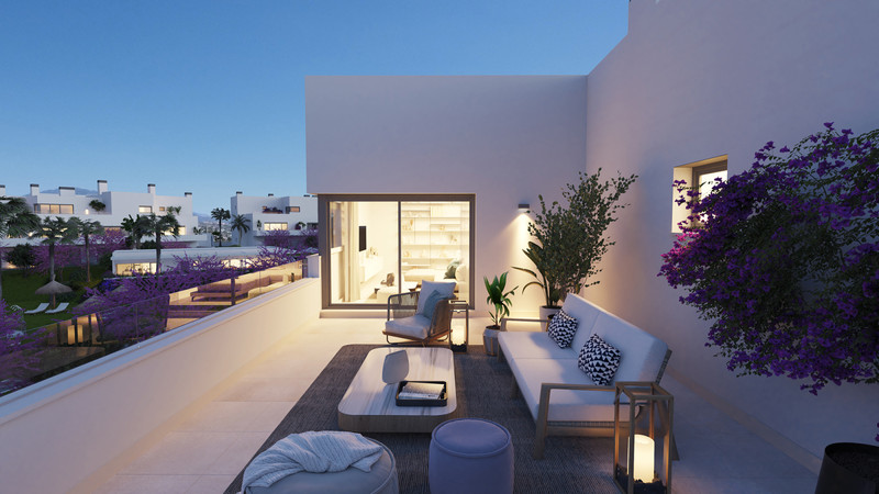 Acqua Gardens – Estepona - takterrasse med loungemøbler, bougainvillea og opplyst interiør i skumringen
