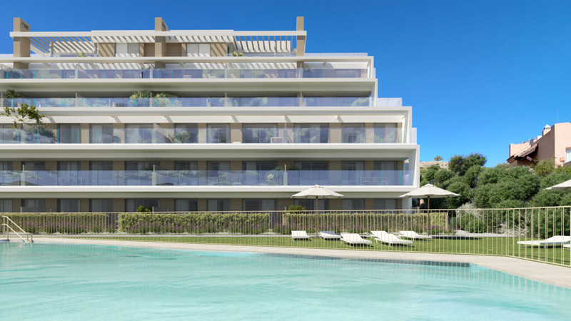Aire – Cancelada - moderne boligfasade med felles basseng, solstoler og velstelt hage