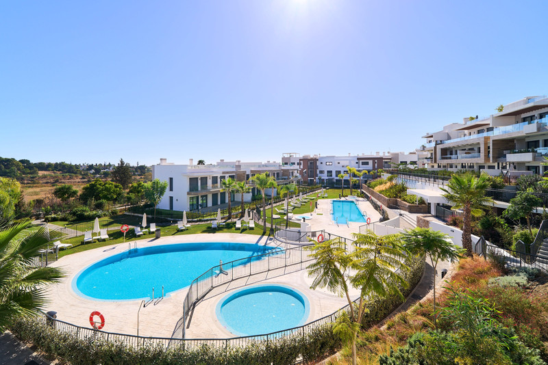 Atalaya Emotion – Estepona - utendørs bassenger, jacuzzi og landskapshager med moderne boligbygg