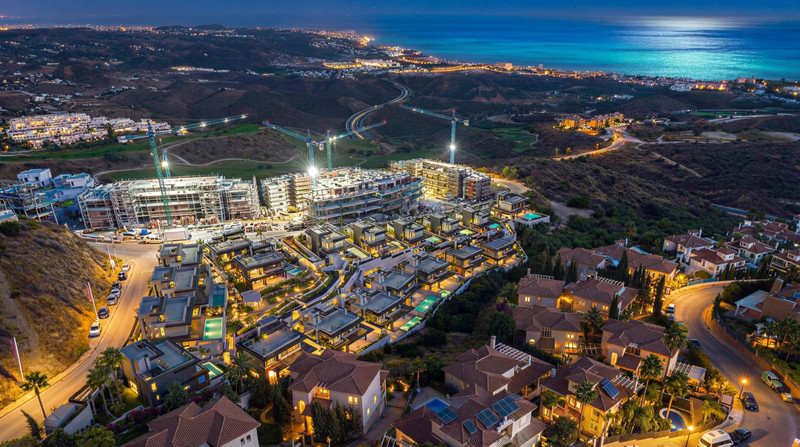R4220605 – La Cala de Mijas - nattlig luftfoto av luksusnybygd utbygging med byggekraner og sjøutsikt i bakgrunnen