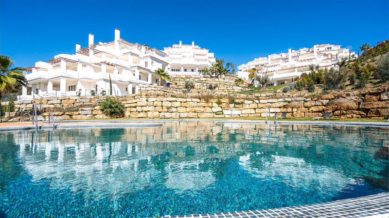 Be Aloha – Marbella - luksuriøst hvitt boligkompleks med terrasser i naturstein og skinnende felles svømmebasseng