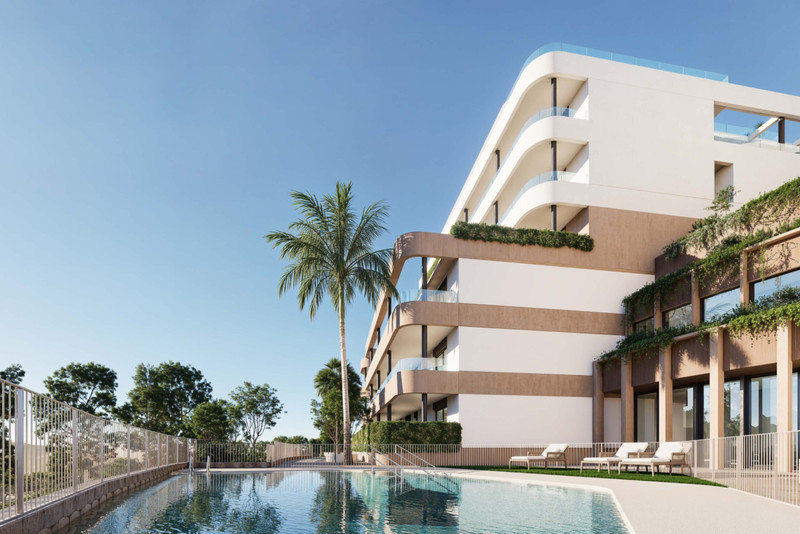 Birdie Hills – Estepona - moderne boligeksteriør med basseng, palme og grønne balkonger under blå himmel