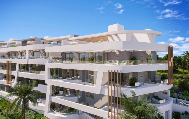 Breeze – Marbella - moderne hvit luksusleilighetskompleks med rundt terrasser, glassrekkverk og palmetrær