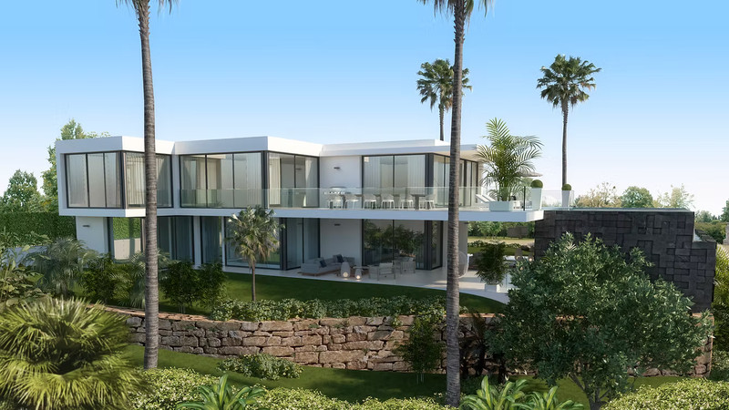Cabopino Gardens – Villa 11 – Cabopino - moderne hvit toetasjes villa med glassfasader, terrasser og frodig tropisk hage