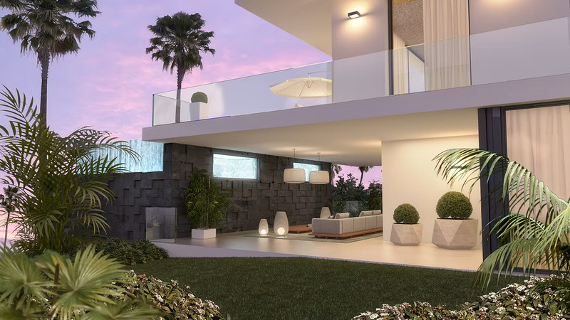 Cabopino Gardens – Villa 11 – Cabopino - utvendig terrasse og hage i skumringen med moderne fasade og øvre balkong