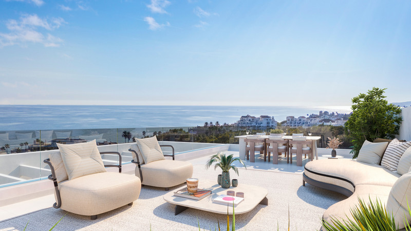 Celestia Homes – Estepona - luksuriøs takterrasse med panoramautsikt over havet, loungeområde og spiseplass utendørs