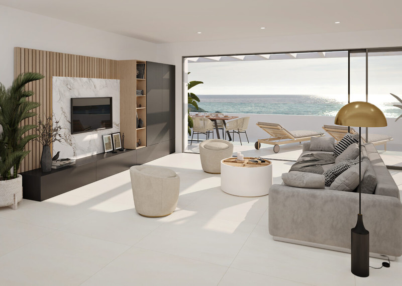 Costafiore Gardens – Fase 1 – Estepona - lys åpen stue med sjøutsikt, marmor-TV-vegg og terrasse