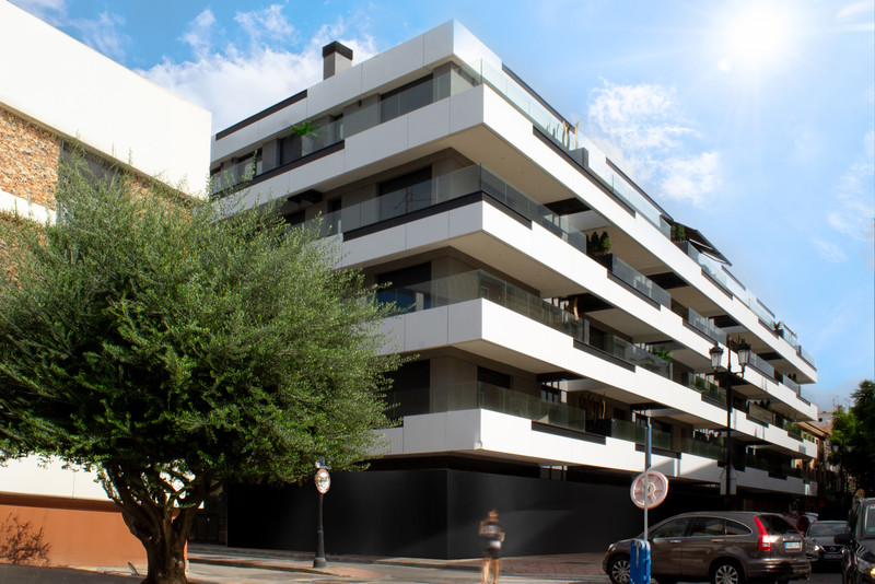 Edificio España – Fuengirola - moderne hvit fasade med trappeformede balkonger og glassrekkverk i Fuengirola