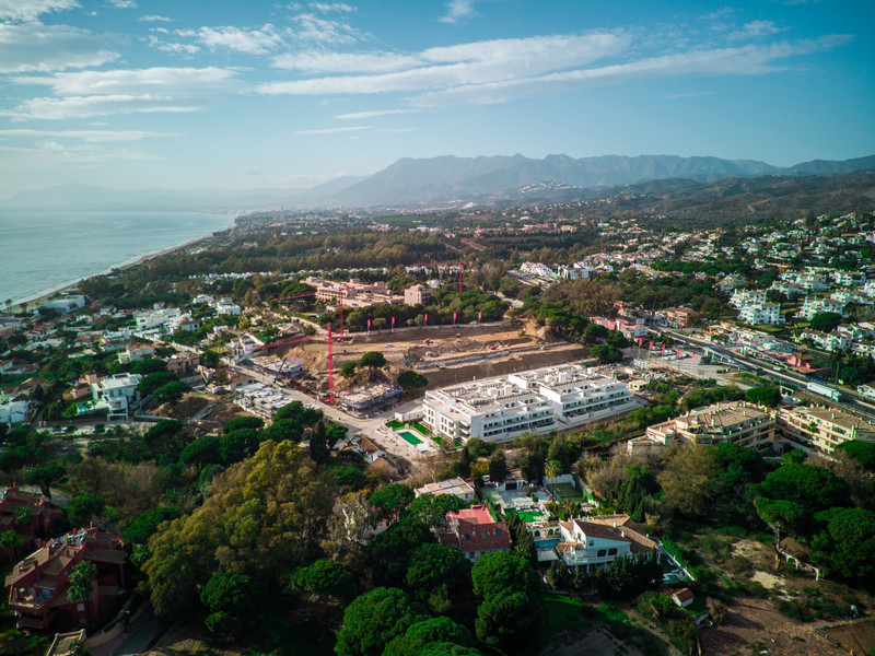 Estrella del Mar Villas Marbella – Marbella - luftfoto av luksuriøst nybyggprosjekt med sjøutsikt og fjell i bakgrunnen