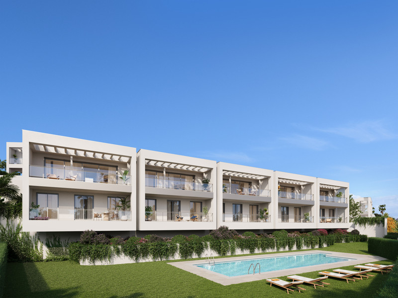 Estrella del Mar Villas Marbella – Marbella - moderne hvit leilighetskompleks med felles pool, solstoler og velstelt hage