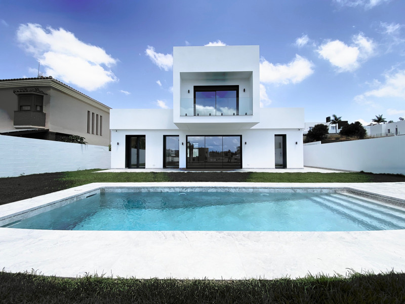Grupo Tierra Nueva – Mijas - moderne hvit toetasjes villa med privat svømmebasseng og velstelt hage