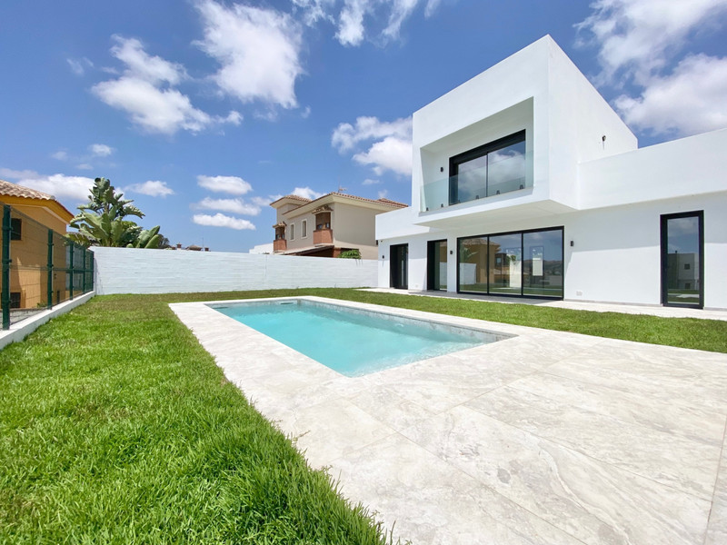 Grupo Tierra Nueva – Mijas - moderne hvit villa med privat basseng og landskapsanlagt hage