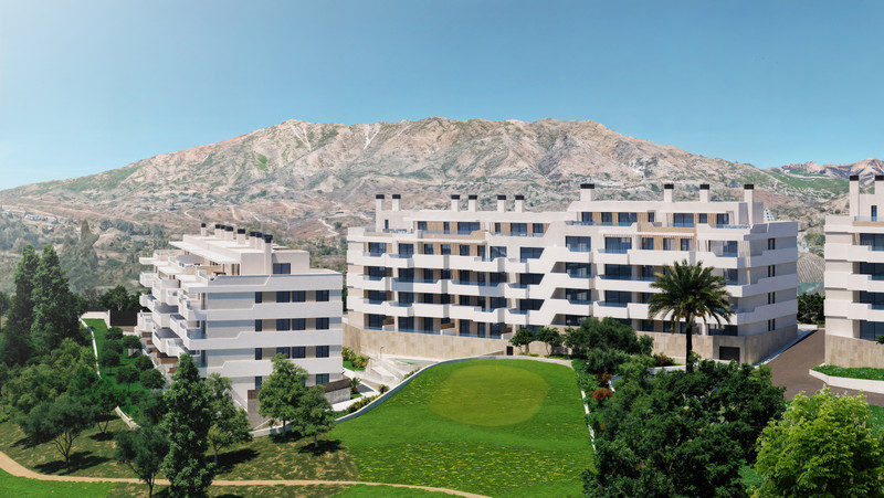 Helvet Green – Mijas - moderne hvit leilighetskompleks med fjellbakgrunn og velstelt golfgrønt