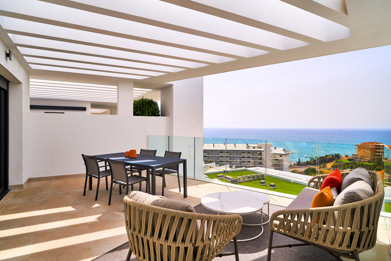 Higuerón Bay Residences – Fuengirola - luksuriøs terrasse med pergola, utemøbler og panoramautsikt over havet