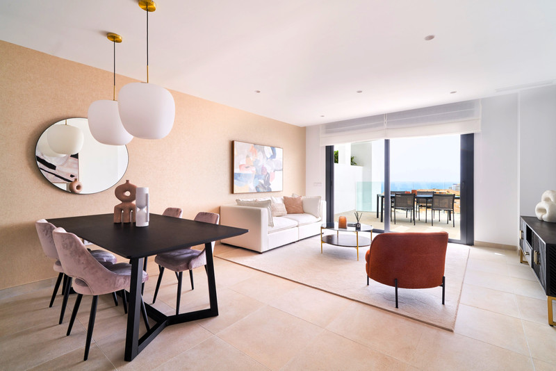 Higuerón Bay Residences – Fuengirola - åpen stue og spisestue med havutsikt gjennom gulv-til-tak terrassedører