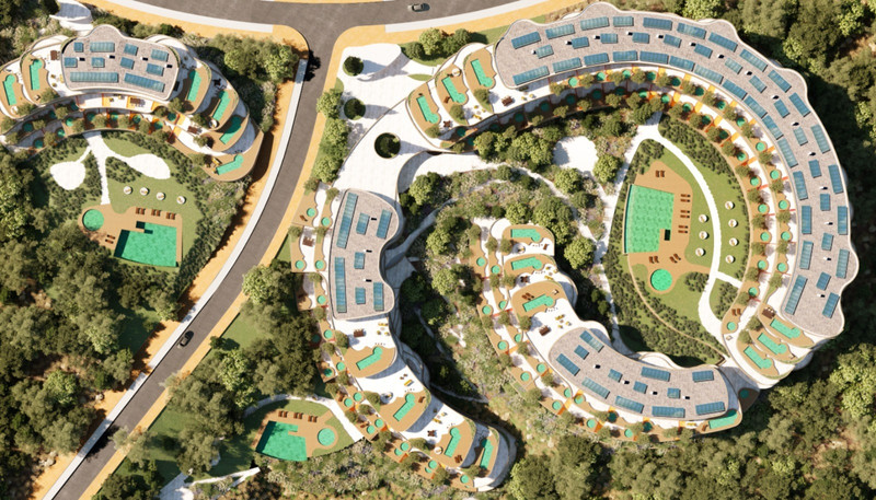 Higueron South Residences – Fuengirola - flyfoto av buet luksuriøs boligutbygging med solcellepaneler, grønne terrasser og idrettsanlegg omgitt av frodig skog