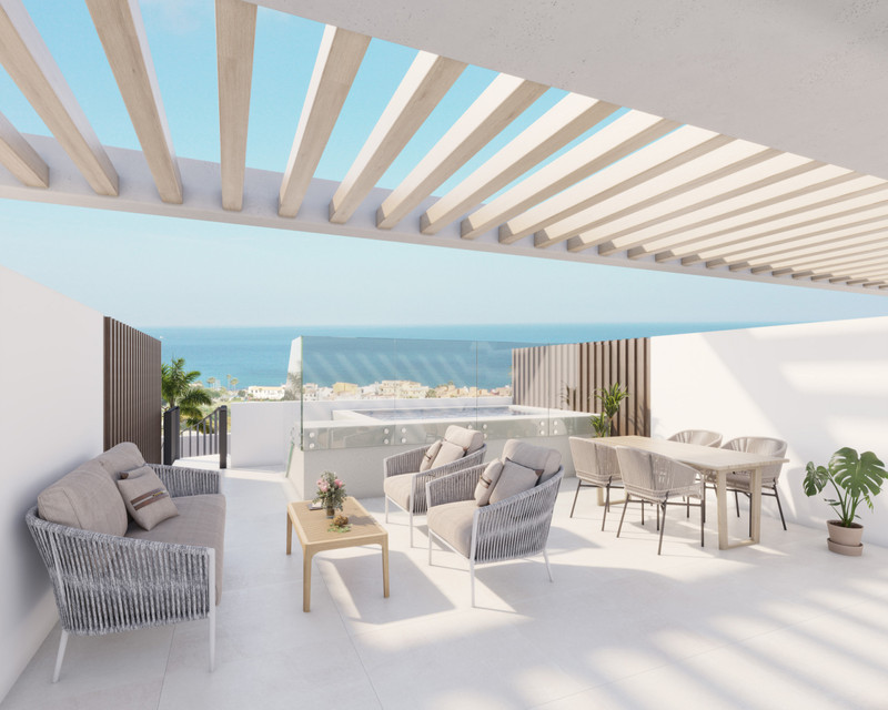 Horizon Views – Manilva - takterrasse med pergola, loungemøbler, spiseplass og havutsikt