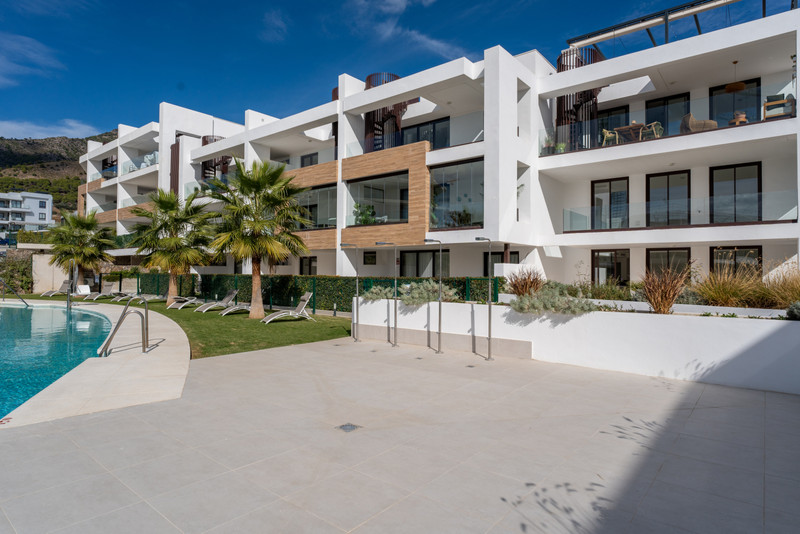 Horizon36 – Fuengirola - moderne hvit fasade med felles basseng, solterrasse og palmetrær