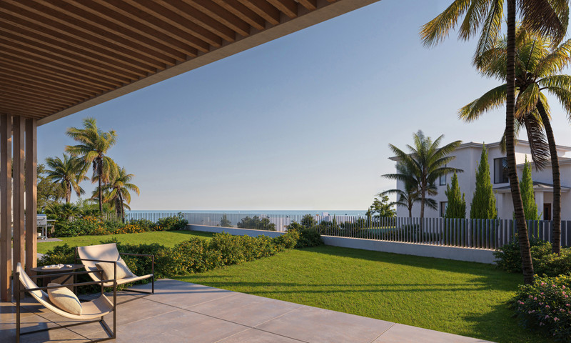 Horizonte Village – The Residences – Mijas - skyggelagt terrasse med hage, palmetrær og havutsikt bak et hvitt stakittgjerde