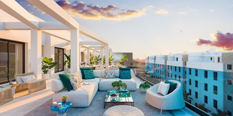 Jardines de Las Lagunas Fase II – Las Lagunas - luksuriøs takterrasse med sofa, teal-puter, glassrekkverk og solnedgangsutsikt over Málaga