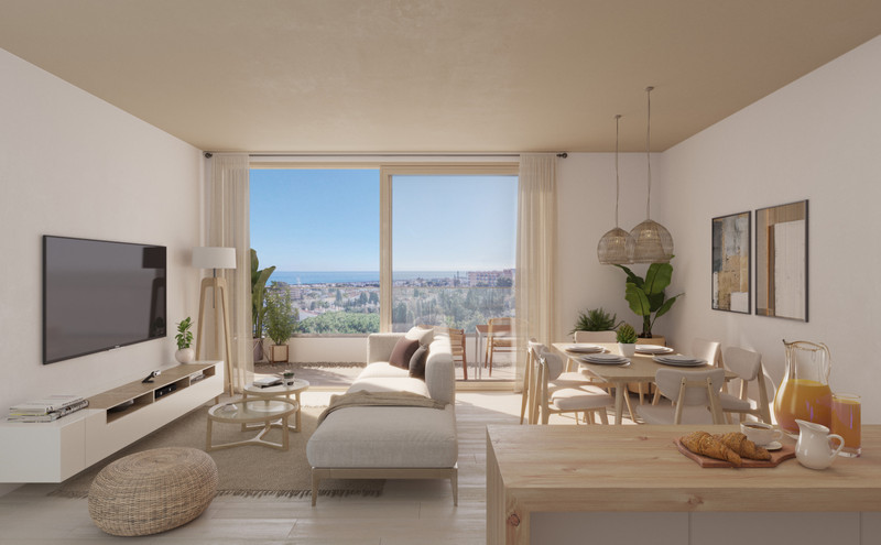 Kool Homes – Torremolinos - lys åpen stue og spisestue med panoramautsikt over havet og gulv-til-tak-vinduer