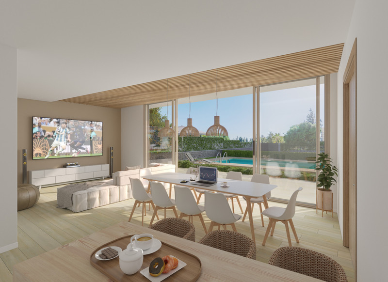Kool Homes – Torremolinos - lys åpen stue og spiseplass med gulv-til-tak-vinduer og utsikt mot bassenget