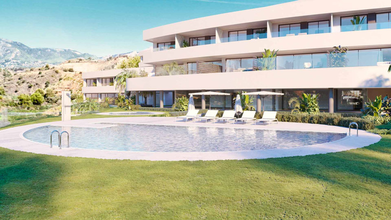 Korall – Fuengirola - luksuriøs nybyggeksteriør med oval fellespool, solterrasse og landskapshager