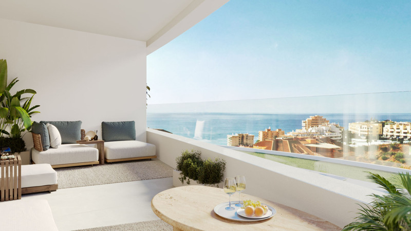 Korall – Fuengirola - luksuriøs terrasse med utemøbler, glassrekkverk og panoramisk havutsikt over Costa del Sol