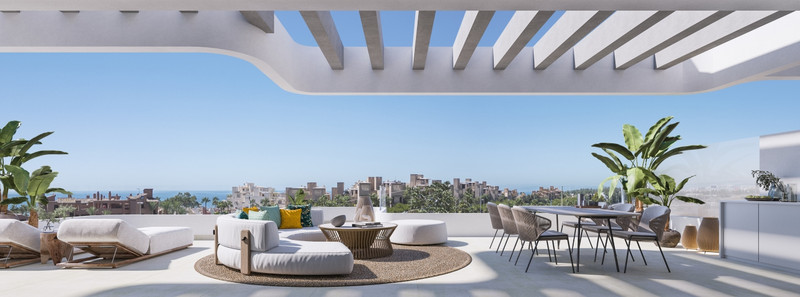 Lagumare41 – Estepona - luksuriøs takterrasse med panoramautsikt over havet, loungeområde og spiseplass utendørs