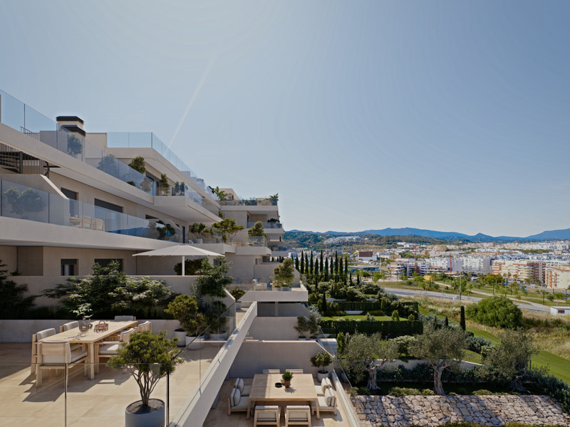 Las Mesas Sea Suite – Estepona - terrassert uteareal med velstelte hager og panoramautsikt over Estepona og fjellene