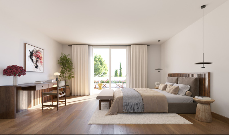 Las Villas–Sotogrande – Sotogrande - lyst hoveddelsrom med valnøtt-ribbet hodegavl, parkettgulv og balkongadgang