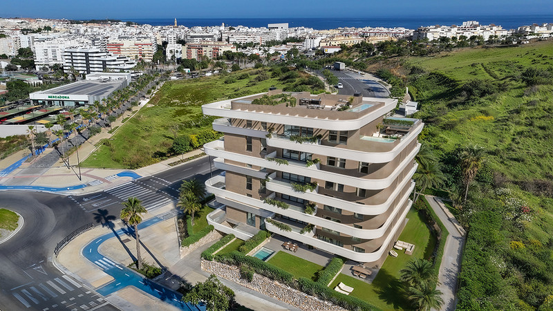 Looa Estepona – Estepona - luftfoto av moderne luksusboligbygg med takterrasse, balkonger og havutsikt