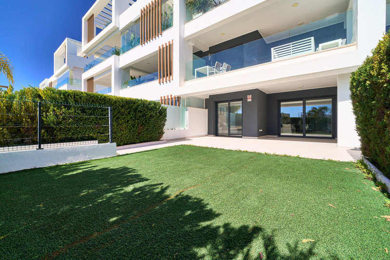 Los Miradores del Sol – Bel Air - leilighet i første etasje med privat hage og moderne hvit fasade
