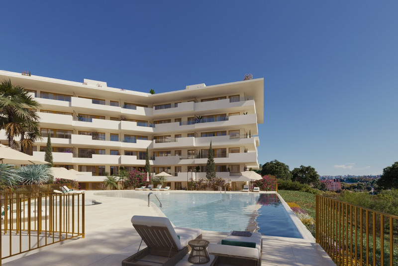 Luminal Homes – Fuengirola - fasade med felles basseng, solterrasse og velstelte hager under blå himmel