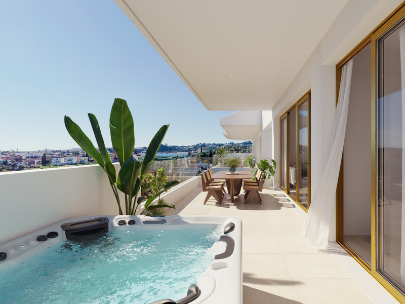 Luminal Homes – Fuengirola - privat terrasse med boblebad, spiseplass og panoramautsikt over Fuengirola