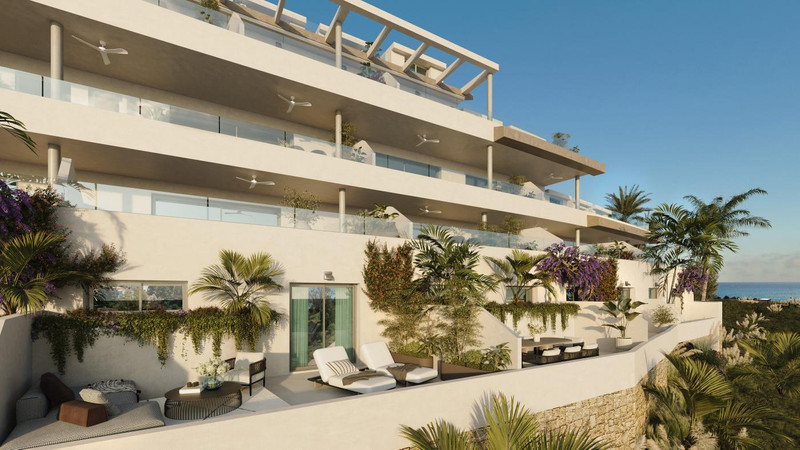 Macan Beach Residences – Benalmadena – terrassert fasade med tropiske hager, solstoler og havutsikt