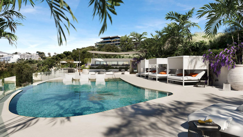 Macan Beach Residences – Benalmadena – luksuriøs buet utendørsbasseng med solstoler, cabanaer og tropiske hager