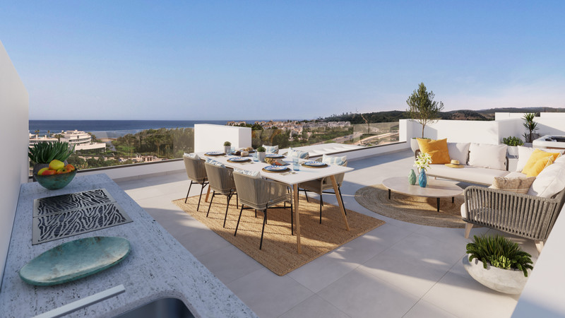 Mala Kai – Estepona - takterrasse med spiseplass, loungemøbler og panoramautsikt over havet