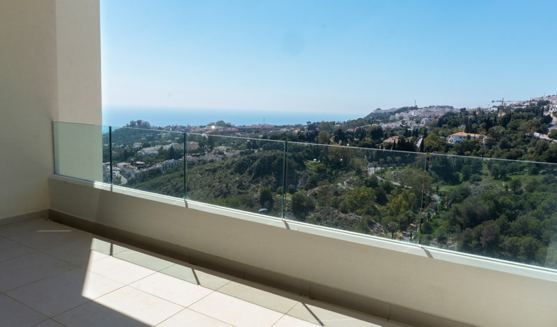 Mane Residences – Benalmadena - romslig terrasse med glassrekkverk og panoramautsikt over hav og åser