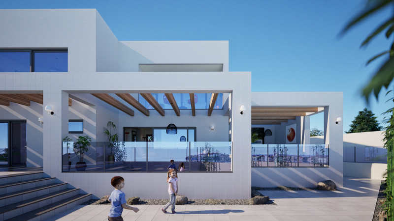 Manzanilla View – Fuengirola - moderne hvit fasade med overdekket terrasse, glassrekkverk og to barn i forgrunnen
