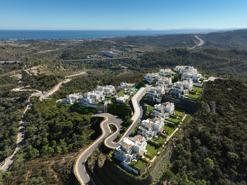 Marbella Club Hills Phase II – Benahavís - luftfoto av hvite luksusvillas på skogkledt åsside med sjøutsikt