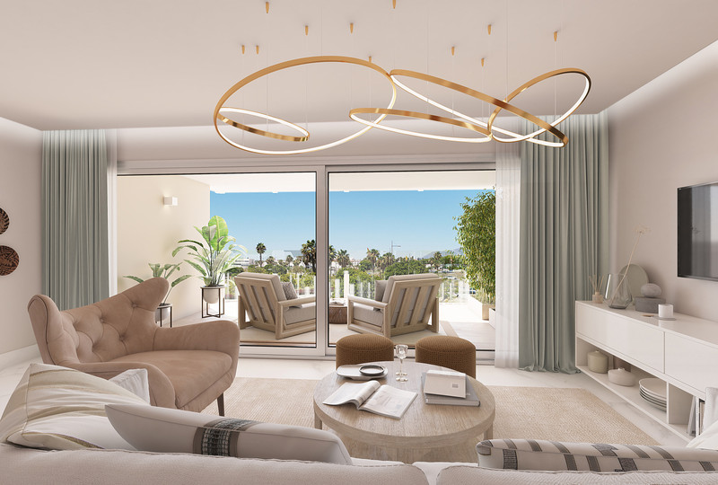 Mare – San Pedro de Alcántara - lyst stuerom med gullring-lysekrone og terrasse med utsikt over palmer