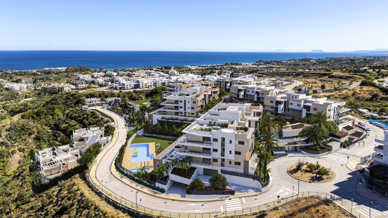 Marine Hills – Stage 1 – Estepona - luftfoto av luksuriøse nye leiligheter med basseng, palmetrær og utsikt over Middelhavet